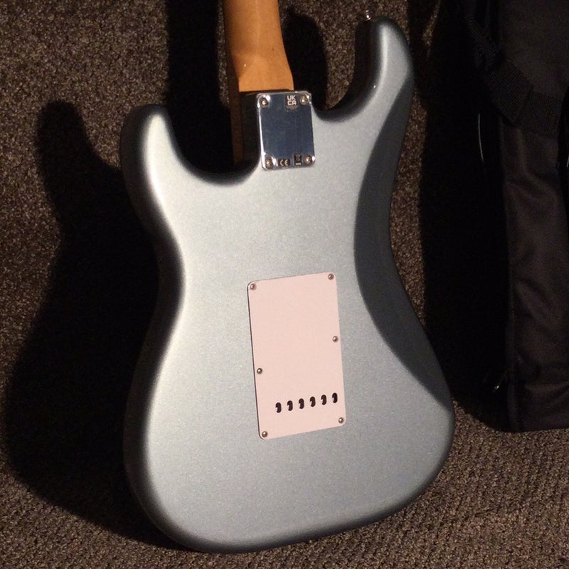Fender Vintera® '60s Stratocaster®, Pau Ferro Fingerboard, Ice Blue Metallic