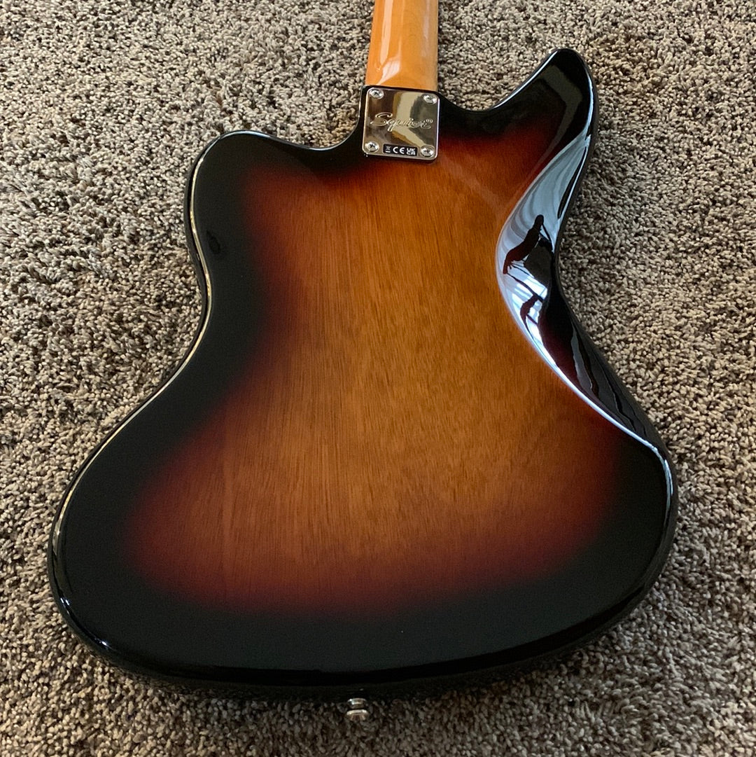 Squier Classic Vibe Jaguar® Bass, Laurel Fingerboard, 3-Color Sunburst